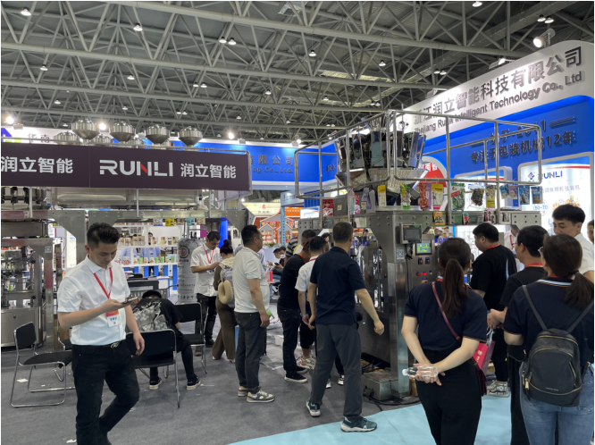 潤立給袋式包裝機廠家展會現場