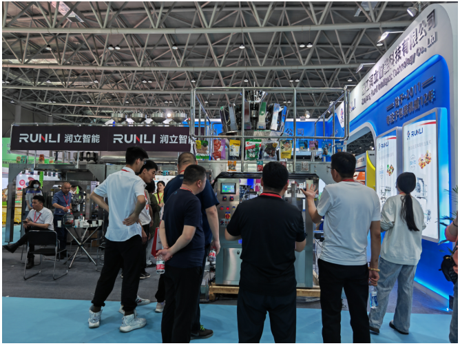 潤立給袋式包裝機廠家展會現場