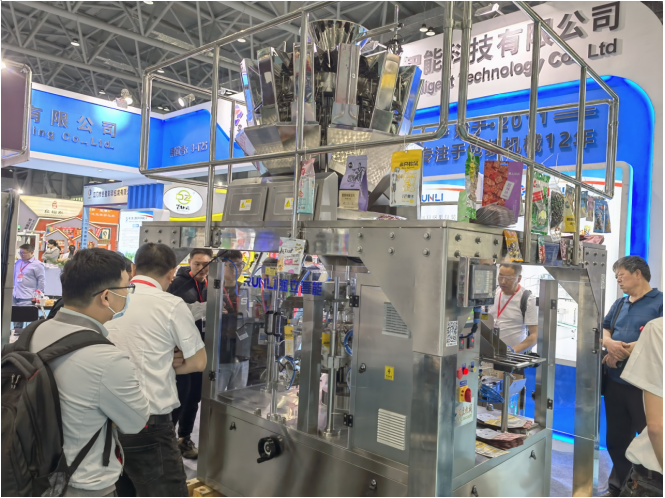 潤立給袋式包裝機廠家展會現場