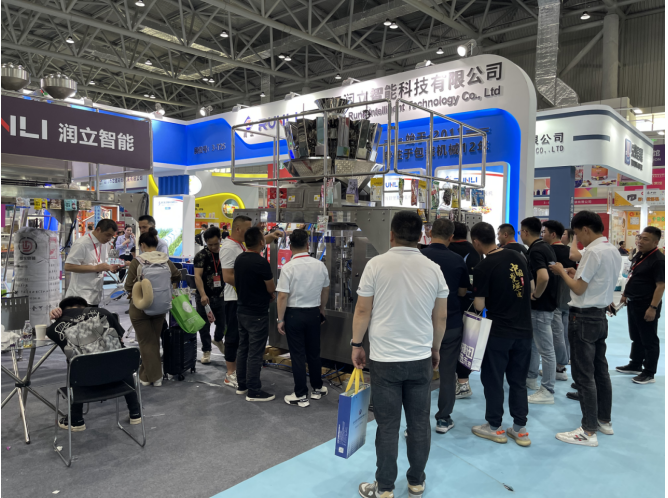 潤立給袋式包裝機廠家展會現場